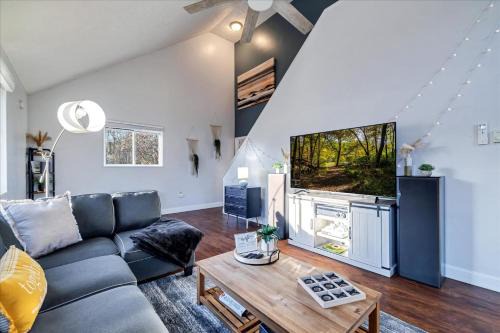 Long Pond House | Cozy Home w Sauna Hot tub Indoor Pool