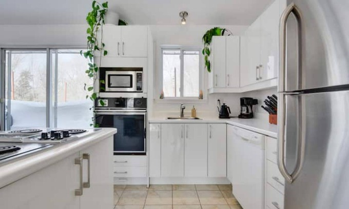 L'Ancienne-Lorette House | Cozy home with hot tub near airport