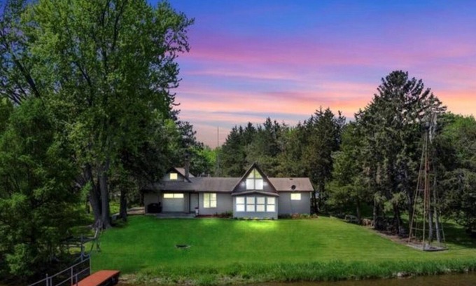 Watab House | Cozy home with breathtaking sunrises & view of Little Rock Lake for all seasons