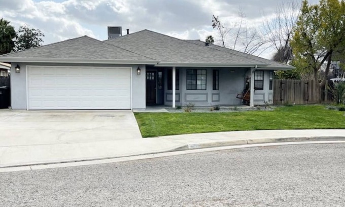 Porterville House | Cozy Home With Sunroom