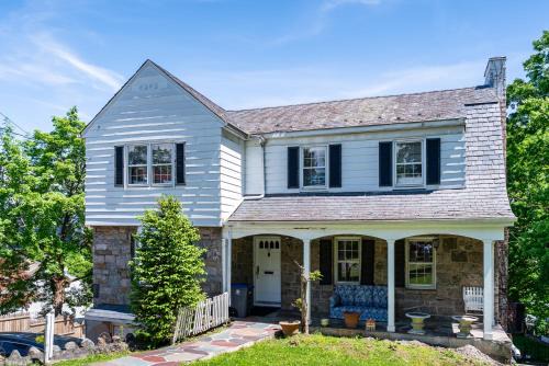 White Plains House | Cozy Homeva Battle Hill WP