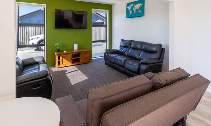 Hornby House | Cozy Hornby Bungalow with Garage