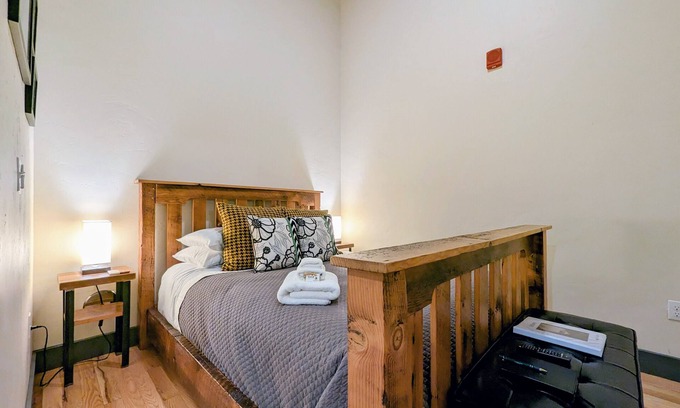 Amity Apartment | Cozy hotel-style interior queen room