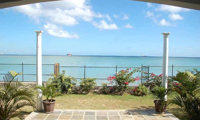 Port Louis House | Cozy House By The Sea