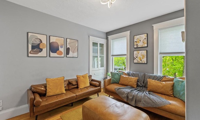 South Side Apartment | Cozy house close to Brandeis, Bentley, Moody St
