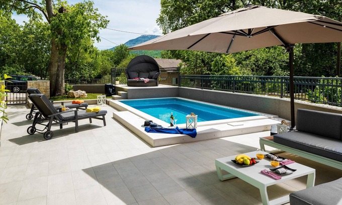 Dugopolje House | Cozy House Mia, with heated Pool, Jacuzzi In Pool And BBQ.