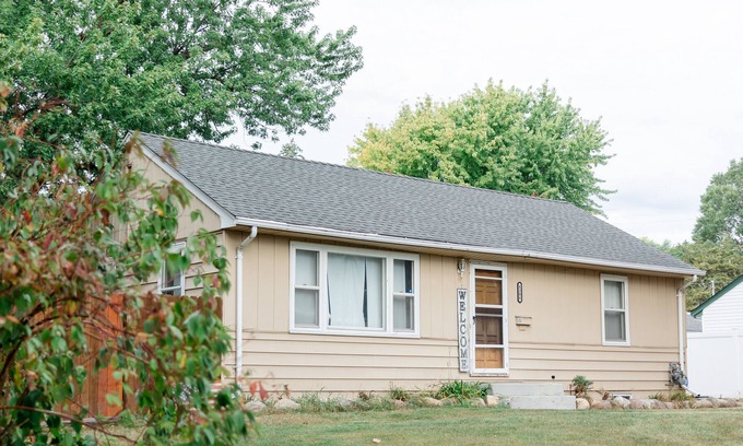 East Bloomington House | cozy house, next to Mall of America. free Wi-Fi
