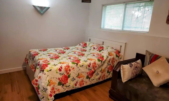 Saint-Hubert House | cozy house parking private Montrealnn