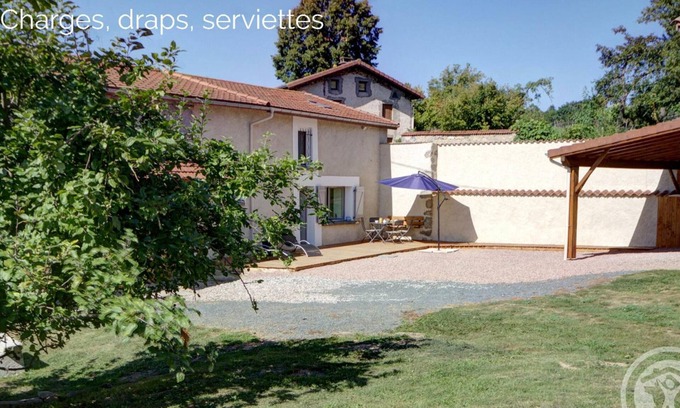 Champoly Cottage | Cozy house with enclosed garden and wifi