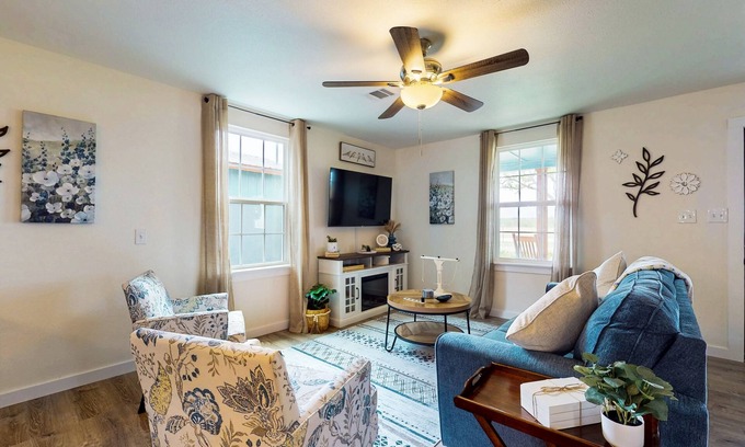 Buda House | Cozy house with full kitchen, hot tub, patio & WIFI, great central location