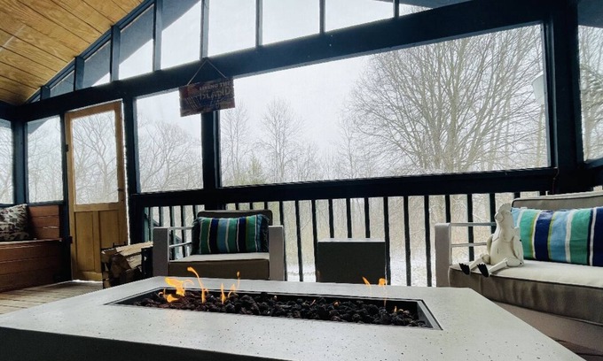 Macedon House | Cozy House with Hot Tub