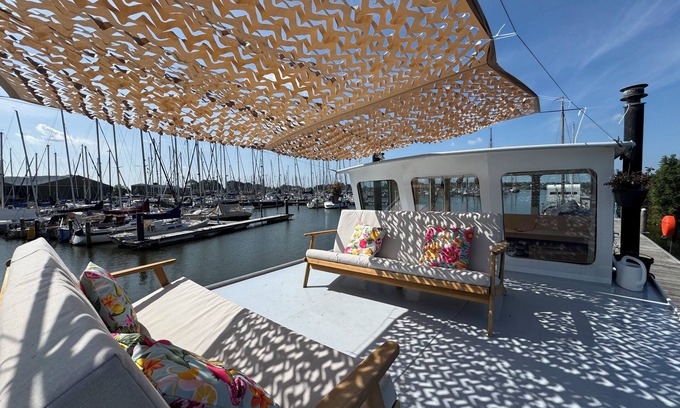 Andijk Boat Rental | "Cozy houseboat 'Anna' on the IJsselmeer - pure relaxation!"
