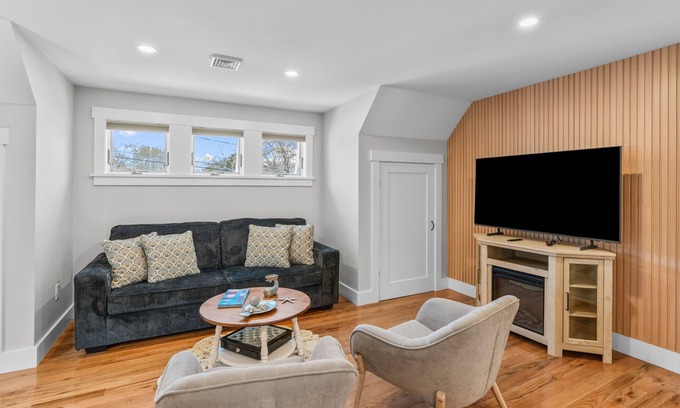 Hyannis Apartment | Cozy Hyannis Retreat: Patio, Beach & Shops!