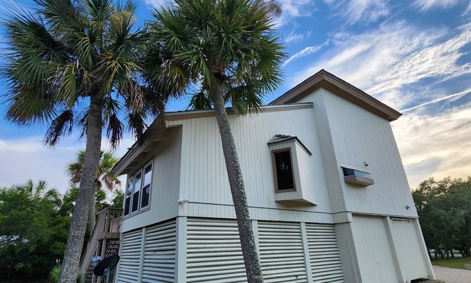 Plantation House | Cozy Island Getaway (2br/2ba)- Pet friendly! Walk to Beach -Community Pool