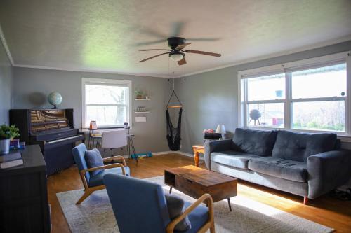 Jamestown House | Cozy Jamestown Home