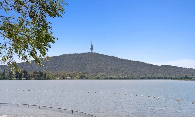 Yarralumla House | Cozy Lake Escape:Near Parliament, Embassies & Golf