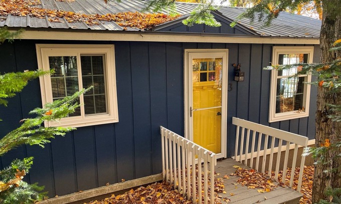Iron River Cottage | Cozy, lake front cabin on beautiful Stanley Lake