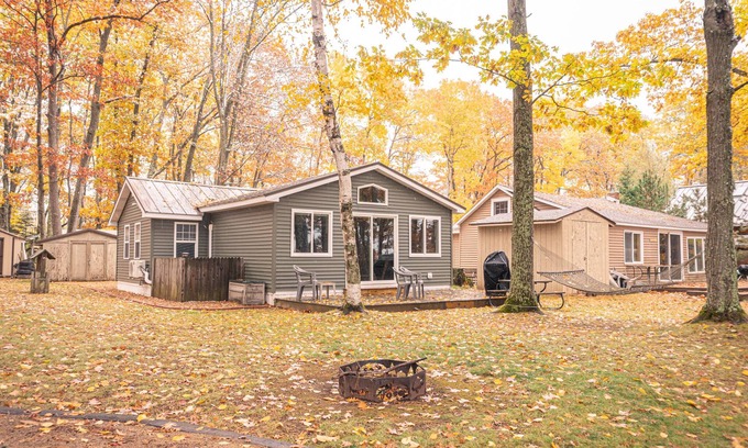 Elcho Cottage | Cozy Lake Front Cottage, Escape with Amenities