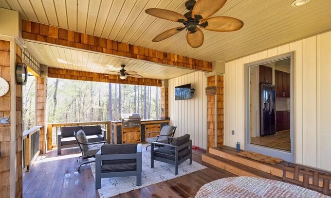 Elberton House | Cozy Lake Front home on Lake Russell