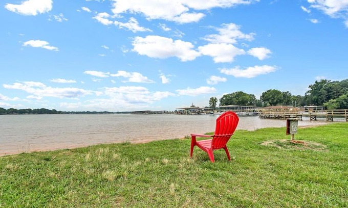 Mayhew House | Cozy Lake Home - Jacuzzi King Bed Marina Access