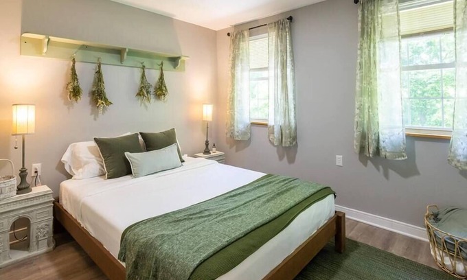 Warsaw House | Cozy Lake House - French Riviera-Style - Sleeps 8!