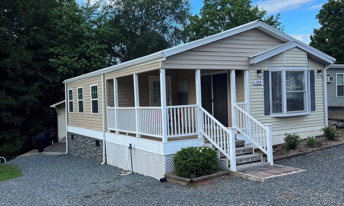 New London House | Cozy lake house in Badin Shores Resort!