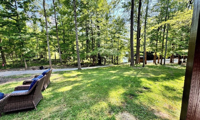 Bellmore Cabin | Cozy lakefront cabin with kayaks