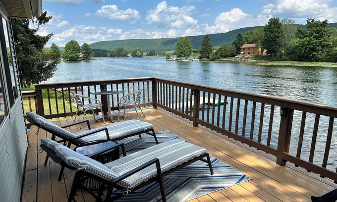 Homer Cottage | Cozy Lakefront Cottage w/Kayaks, Firepit, Views & Firepit!