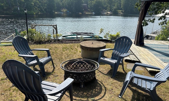 Winchendon House | Cozy Lakefront Cottage