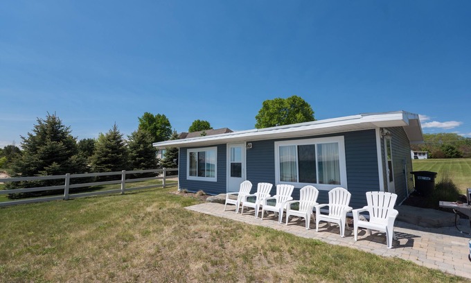 Jeddo House | Cozy Lakefront Cottage - Gorgeous Views of Lake Huron!