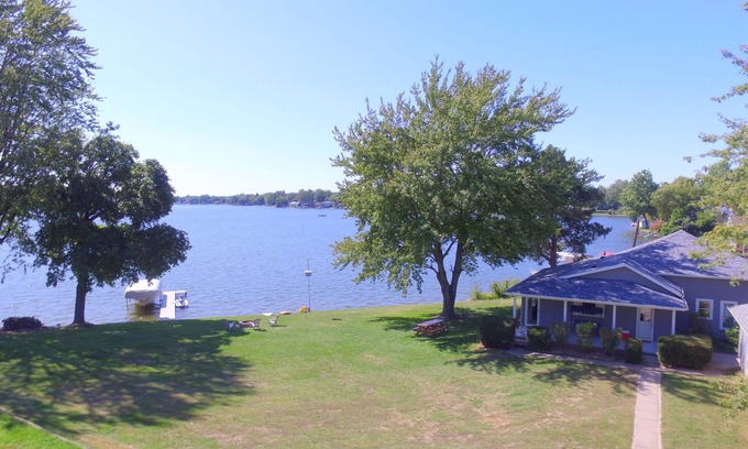 Colon House | Cozy Lakefront Getaway