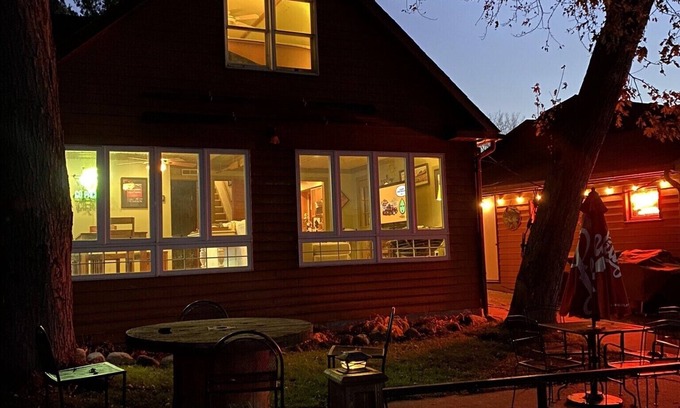 Newville House | Cozy Lakefront House
