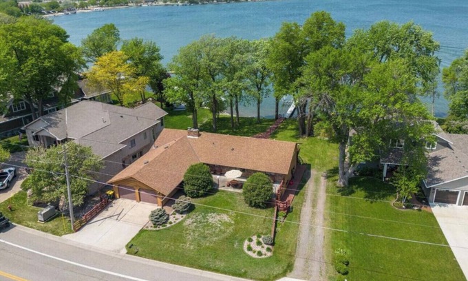Spicer House | Cozy lakefront townhome w/3 BR, WiFi, AC, Smart TV, Kitchen. Pet Friendly!