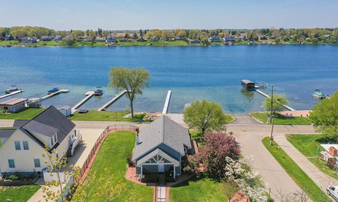 Union House | Cozy LakeHouse on Baldwin Lake, Great outdoor space with Boat Rental Available!