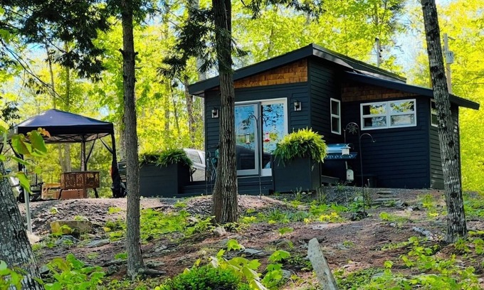 Palermo House | Cozy Lakehouse on Sheepscot Pond. Scenic views of the Lake & Bird Sanctuary.