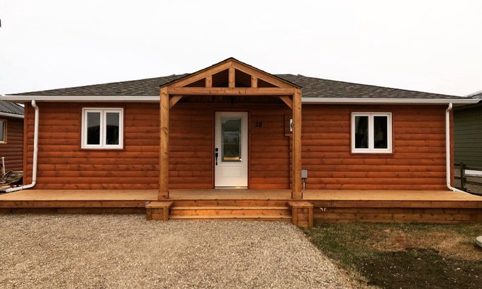 Division No. 3 Cabin | Cozy lakeside cabin 30 minutes from Waterton National Park