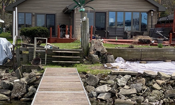 Neenah House | Cozy lakeside home on the western shore of Lake Winnebago. 40 min to Lambeau.
