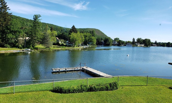Homer House | Cozy Lakeside Retreat - New HOT TUB, Pedal Boat & Kayaks!