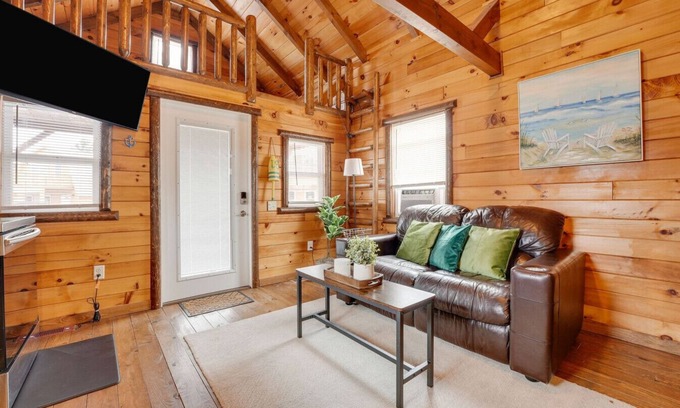 Ashtabula Cabin | Cozy Lakeview Cabin, Pet Friendly, Near Wineries and Geneva-on-the-Lake