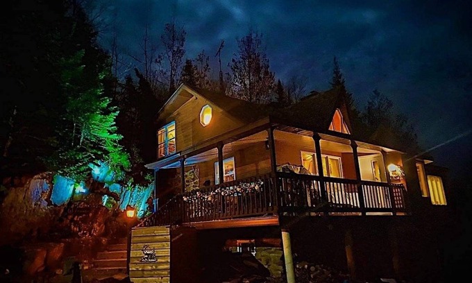 Lac-des-Plages Ski Chalet | Cozy Lakeview Chalet in the Laurentian's.