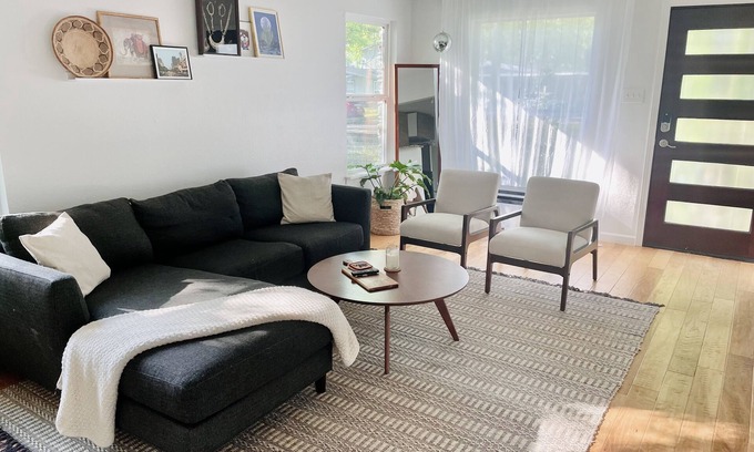 Govalle House | Cozy little blue house in East Austin! 10 min from everything!