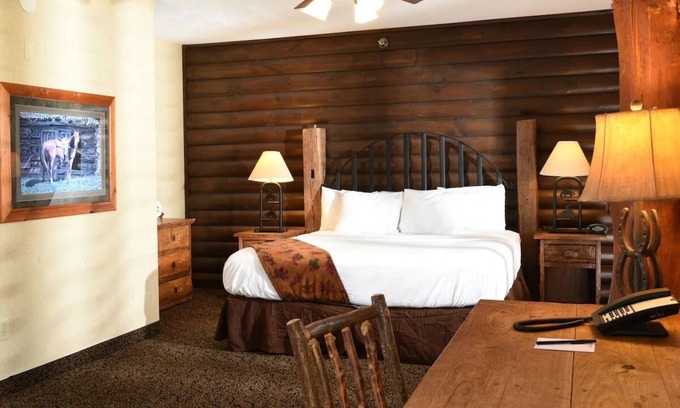 Onalaska Hotel | Cozy Lodge Retreat Near Mississippi River with Pool and Free Breakfast