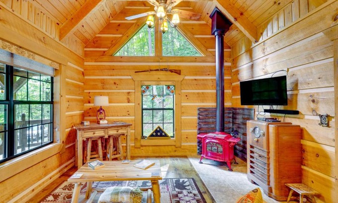 Bean Station House | Cozy Log Cabin on 11 Acres 3 Mi to Cherokee Lake!