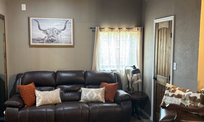 Dennis Cabin | Cozy Longhorn Suite on the River