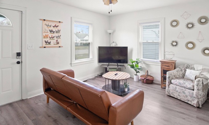 Wyandotte House | Cozy Louisville Home w/Spacious Yard & Parking