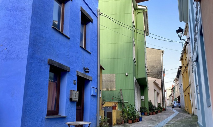 Porto de Espasante House | Cozy love nest just steps from the beach!