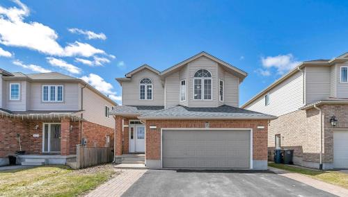 Guelph Apartment | Cozy Luxurious Detached 4 Bedroom House