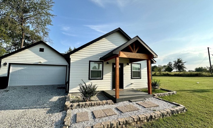 Grove Cottage | Cozy Luxury Cottage in Country with Fireplace & Hot Tub