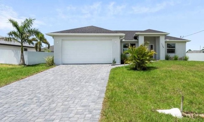 Mariner House | Cozy Luxury room in Cape Coral Florida.