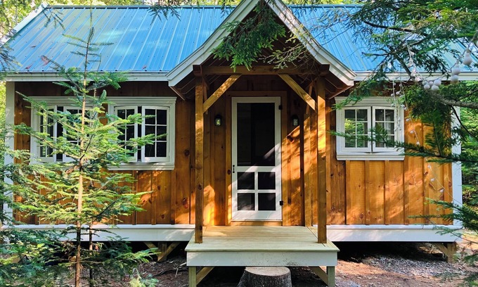 Bowdoin Cabin | Cozy Maine cabin nestled in the woods, dog-friendly